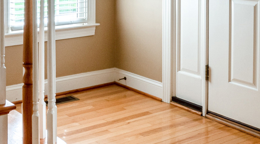 Skirting door stop